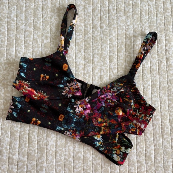 Astr Tops - ASTR the Label Floral Side Cut Out Crop Top | Size Medium M